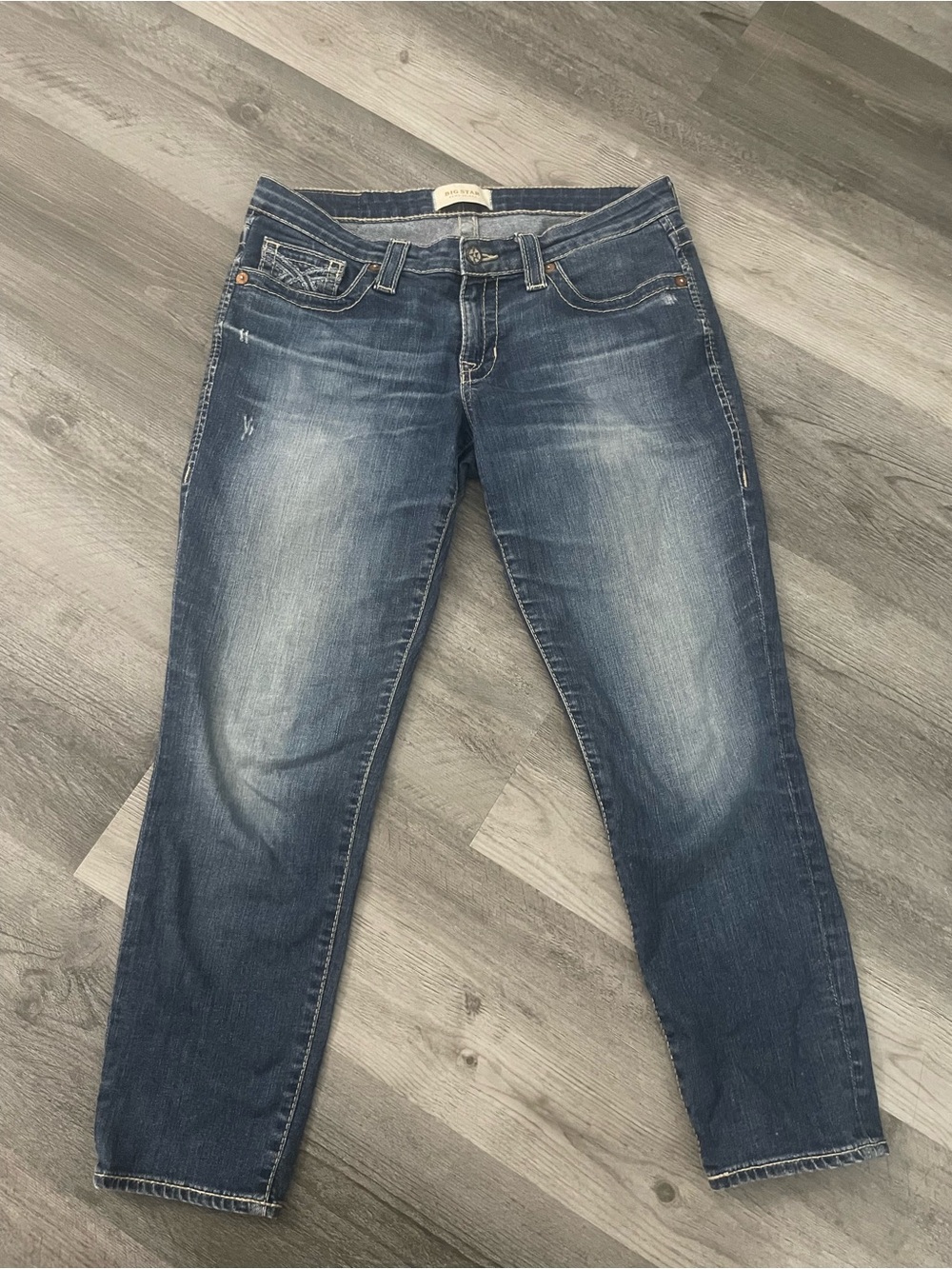 Mid-Rise Straight Leg Womens Jeans in Medium Blue Wash